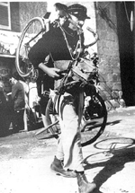 A kt lbon jr bicikli - Tati: Kisvrosi nnep, 1949