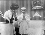 egy kisfiú esti imáját mondja dadája társaságában