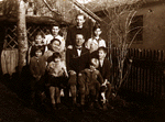 A Romvári-család 1940 körül. Középső sor jobb szélén Romvári József
