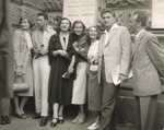A Nemzeti Színház előtt 1952-ben a társulat tagjaival
