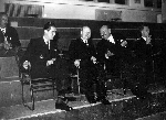 Ifj. Horthy Mikls (balrl az els) s Hman Blint (balrl a harmadik) a Fedett Uszoda nztern - Bojr Sndor felvtele